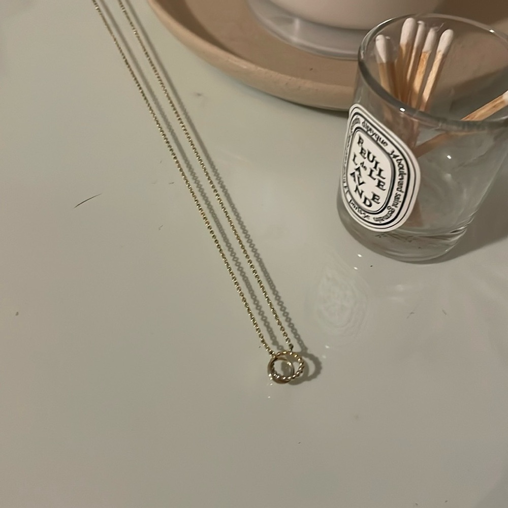 Gorjana gold interlocking ring necklace with adjustable clasp, great condition!